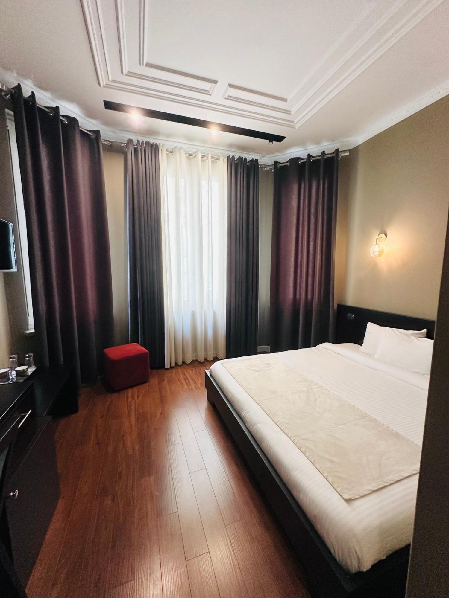 Residenza Monun Boutique Hotel Тирана Экстерьер фото